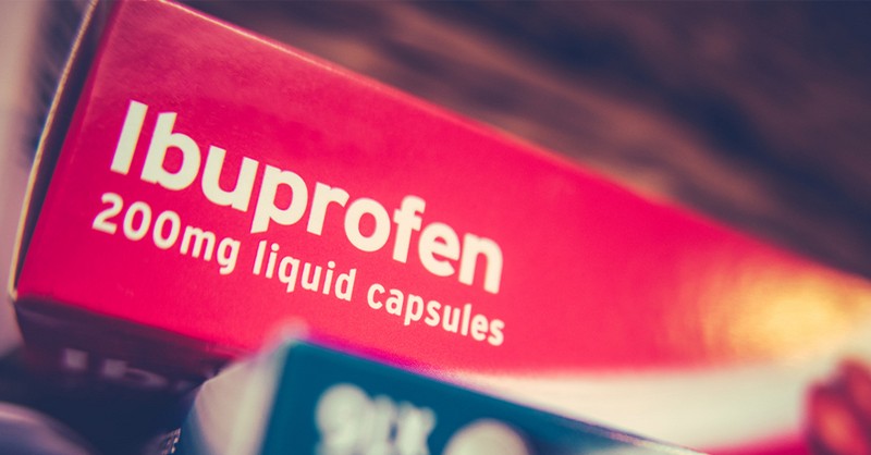 Lekári radia ľuďom nad 40 rokov, aby prestali užívať ibuprofén. Tu je dôvod