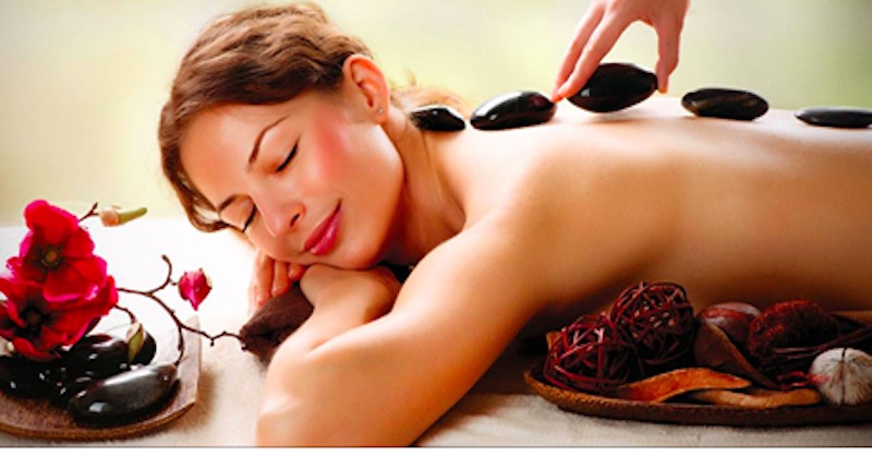7 neobyčajných prínosov masáže horúcimi kameňmi pre vaše telo