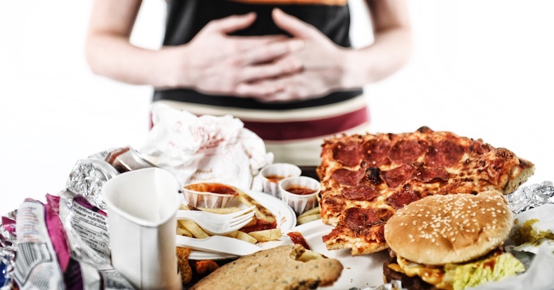 7 najhorších zlozvykov po jedle, ktoré vám môžu spôsobiť žalúdočné problémy a zhoršiť trávenie