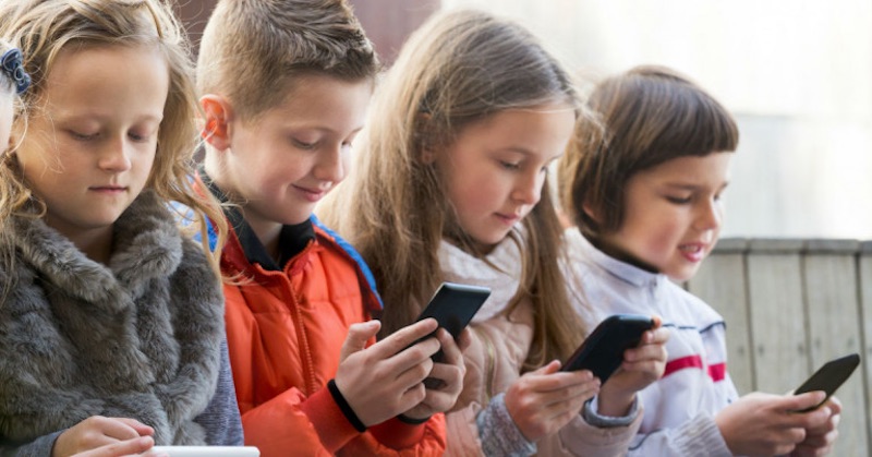 Čo dokáže spraviť len 2 hodinové používanie smartfónov s mozgom detí