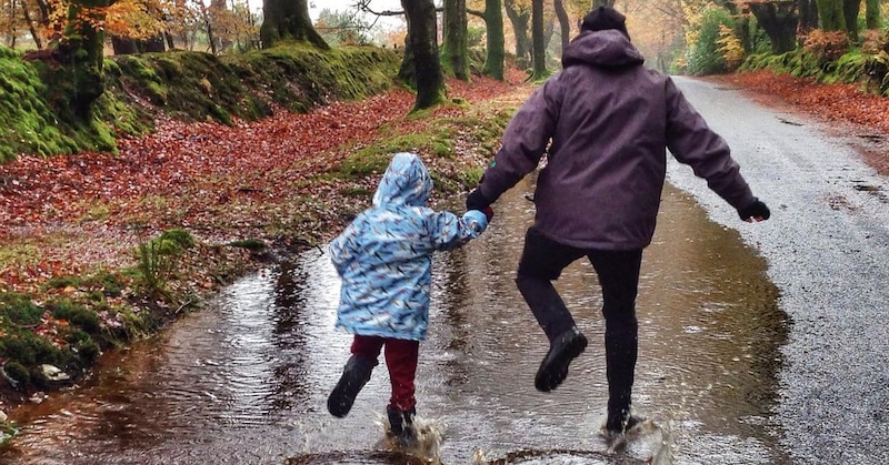 7 zdravotných prínosov prechádzky v daždi pre vašu psychiku aj telo