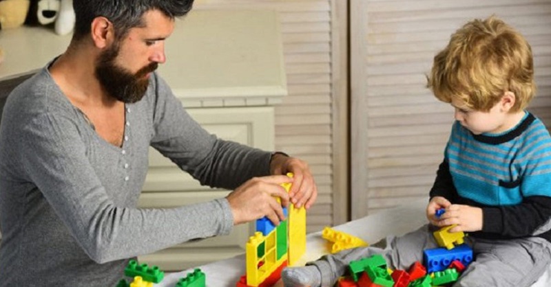 Pediatri vravia, že namiesto elektroniky potrebujú deti pre rozvoj duševného zdravia jednoduché hračky