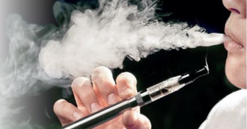 Štúdia prišla na šokujúce zistenie, čo môžu v ústach spôsobovať elektronické cigarety