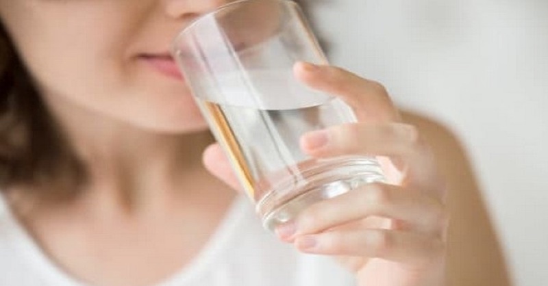 Prečo by ste sa okrem dehydratácie mali vyvarovať aj nadmernému príjmu tekutín